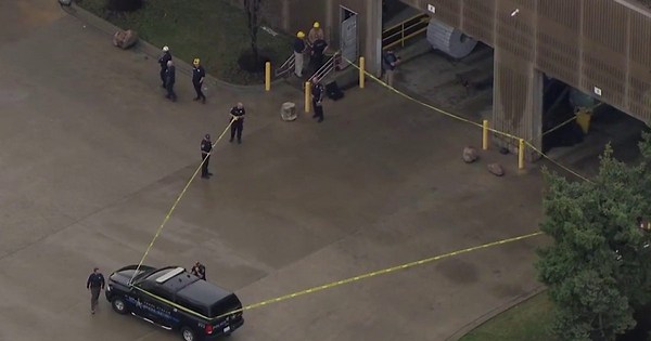 Man killed in workplace crane accident in Carol Stream, officials say