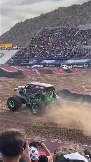 Round 2 Gravedigger vs Sparkle Smash #MonsterJam #ElPaso
