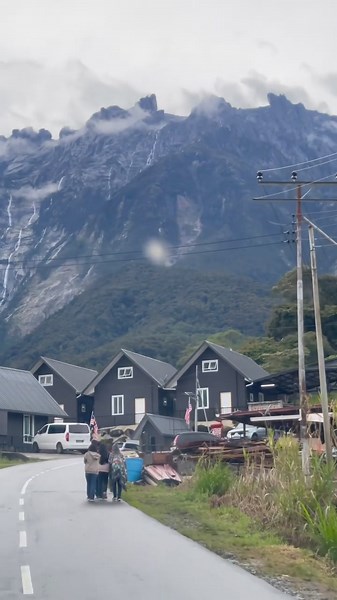 🇲🇾 | 𝗞𝗨𝗡𝗗𝗔𝗦𝗔𝗡𝗚 - ‘New Zealand’ of Borneo ⛰️ Kundasang is a town located at the foot of Mount Kinabalu, the highest mountain in #Borneo (Asia’s largest Island). It is located only about 6 kilometres away from Kinabalu Park — World Heritage Site and Global Geopark by UNESCO. At an elevation of almost 1,900 m (6,200 ft), it is the highest settlement in Malaysia. Kundasang is also famously known as the New Zealand of Borneo for its unique mountainous geographical terrain almost similar to