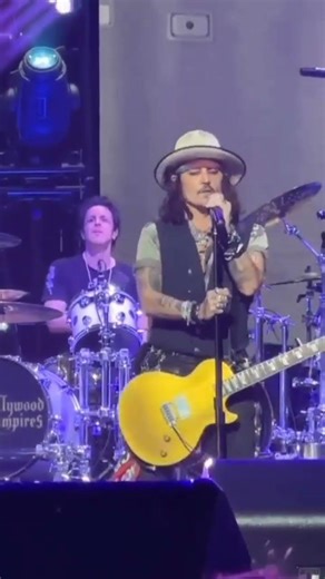 Hollywood Vampires Tour 2023. Johnny Depp singing Heroes.