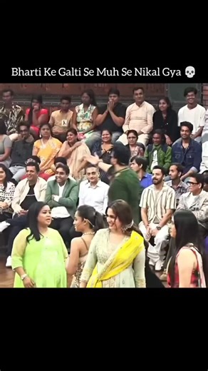 AC clips on Instagram: "日本利用压电瓷砖将人们的脚步转化为电能。 这些瓷砖能够捕捉你脚步产生的动能。 当你行走时，你的体重和动作会对瓷砖产生压力。 瓷砖会轻微弯曲，产生机械应力。 瓷砖内部的压电材料会将这种应力转化为电能。 每一步都会产生少量电荷，数百万步加在一起，就能产生足够的电力来驱动 LED 灯、数字显示屏和传感器。 在像涩谷车站这样人流密集的地方，每天大约 240 万步都在为这个系统做贡献。 这些电力可以储存起来或立即使用，从而减少对传统能源的依赖，并支持可持续的城市基础设施。 这种方法把日常的动作转化为实用的可再生能源。"