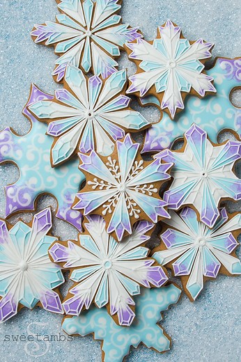 I used every snowflake cookie cutter I own to make these Frozen inspired cookies 😆 Watch the full video tutorial here: https://www.sweetambs.com/tutorial/frozen-inspired-gingerbread-snowflakes/ | SweetAmbs