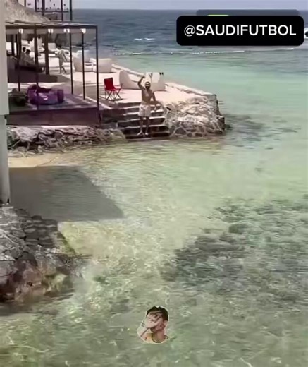 Karir Benzema sudah berada di jalur yang benar, cerdas dan terarah: - Remaja berbakat di Lyon- Muda menimba pengalaman di Real Madrid- Matang berprestasi di Real Madrid- Dewasa terkenal menangi segalanya + BallondOr di Real Madrid- Jelang pensiun panen oil money di Liga ArabKarim Benzema! Apa yang paling memorable dengan Benzema?