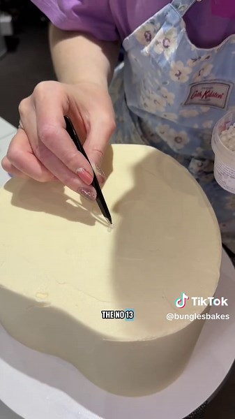 Pearl Effect Heart Cake Decorating Tutorial