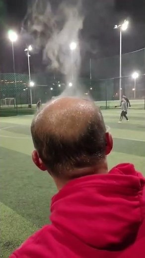 A este hombre le sale humo de la cabeza tras hacer ejercicio físico