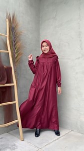ABAYA GAMIS UMROH DRESS SYARI SARIMBIT (est.2016) on Instagram: "Best selling dress this month! Natasha Dress Maroon Si kriwil cantik bikin dress ini banyak diminati yaa sis… modelnya yg tetep ga neko2 sm bahannya yg juara tentunyaa. Ini bahan toyobo yaa sis"