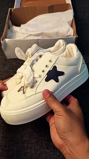 Sepatu Casual Wanita: Rekomendasi Sneaker dan Sandal Casual Terbaik