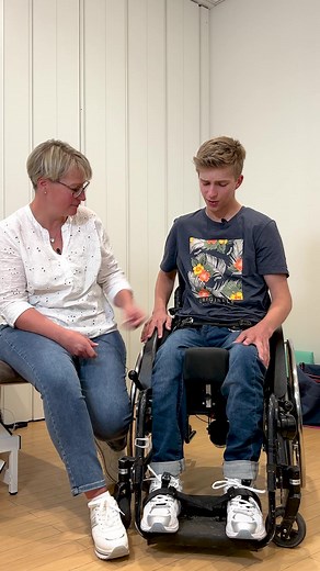 Julian präsentiert sein Tageskorsett zur Skoliose