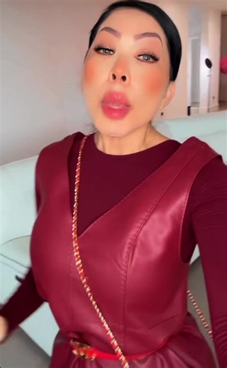 Muñeca se burla de Sol León en Dubai