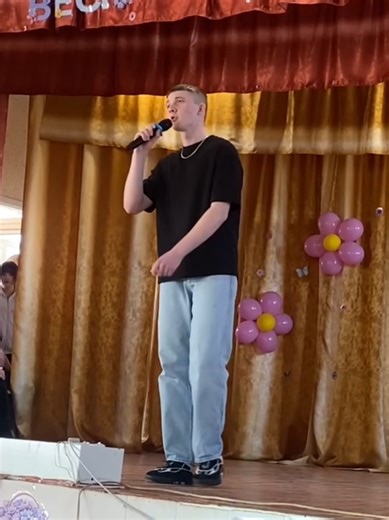 Перша моя вокальна сцена 🎤 вже не на волейбольному майданчику🙌 Не питай мене де ми завтра пропадем і куди зоря веде не питай мене не питай мене #prosto