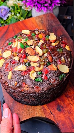 Shaheen Syed on Instagram: "Bina anda oven dahi maida cheeni ke nuts ko garam pani mai soak karke banayein ye rich fruit plum cake recipe for christmas #plumcake #christmascake #nooven #eggless #christmas 10 almonds 10 cashews 2 tbsp pistachios 1/4 cup tutti fruiti 6 walnuts 2 tbsp raisins 2 tbsp mixed seeds (pumpkin sunflower and flax seeds) seeds are optional Dried fruits Soak in 1 cup hot boiling water 1 cup jaggery powder or grated fine jaggery 1/3 rd cup 6 tbsp oil 2 cup wheat flour 1/4 cup