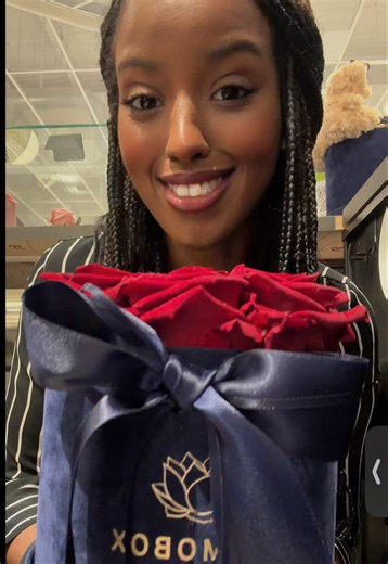 Obsessed ❤️💙 Den här vackra rosboxen med eviga rosor finns på vår hemsida. Du är också varmt välkommen att besöka oss i våra butiker på Emporia i Malmö eller Väla i Helsingborg. 🌹 Varmt välkomna till oss. 🌹 #blomobox #blommor #evigablommor #väla #fyp