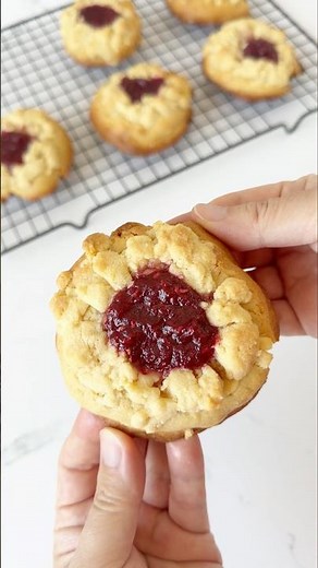 Freshly baked raspberry crumble cookies 🍪♥️✨ #crumblecookies #raspberrycookies