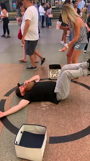 Same ole same!!! #theorigialpickmypose #thebeardedposer #streetpreformer #followmeplease #FremontStreet #busker #usa #pickmypose #movemearound #pickmyposeguy | Pick My Pose