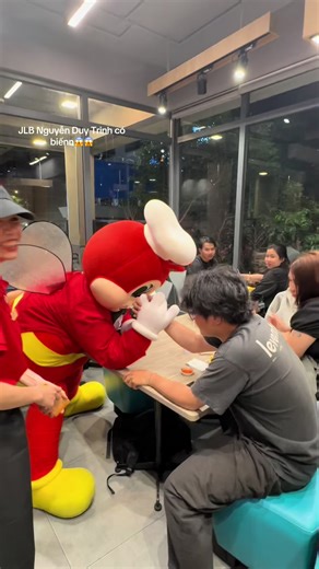 Chú Ong Tại Jollibee: Cuộc Vui Mỗi Thứ 3