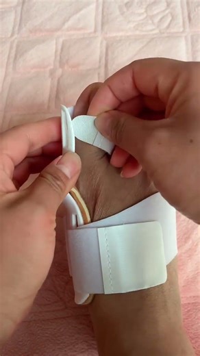 Thumb Fixator, a corrective device.