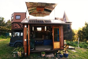 Un couple aménage et transforme un camion en un magnifique château ambulant...
