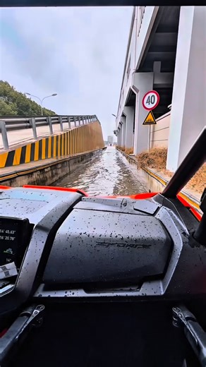 Foi de propósito ou não? 😂 comenta aí kkk Eu tenho certeza que foi, porque não é possível: 1°C e o cara decide entrar debaixo d’água nessa velocidade! Mas tá tranquilo… vai ter volta 😂 Tamo junto! O que vale é a experiência de pilotar uma máquina dessas 🔥 Test drive realizado com o Z10 Turbo 2026. E se você quiser, temos pronta entrega 😅 Chama no zap 📲 011 95043-4555 | Buggy&Cia - Produtos que o mercado confia.