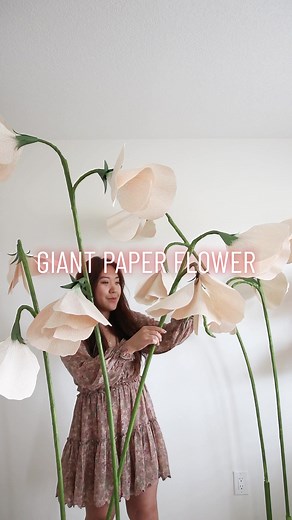 Giant paper sweet peas perfect for event backdrop decorations. #paperflowers #papercraft #floresdepapel #giantpaperflowers #giantpaperflower #paperflowertutorials #floresdepapel #floresdepapelgigantes #종이꽃 #cricutmade #weddingbackdrop #weddingtiktok #artistsoftiktok #diywedding