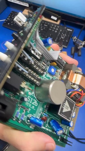 ROCK SOLID - This vintage API 512b mic preamp recently came through our Service department and still has that unmistakable punch and warmth that has made API a studio staple for years. Decades in use and still going strong, this 512b is proof that great design stands the test of time. Whether it’s tracking vocals or driving drums, this classic piece of gear delivers the unmatched durability engineers have trusted for generations. Serviced, tested, and ready for many more sessions to come. #APIAu