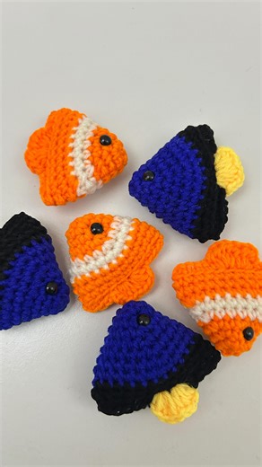 Art Is Us • Crochet + Hand Embroidery 🪡 on Instagram: "Cutest Nemo & Dory crochet fish keychains 🐟 #crochet #cutekeychain #art #nemo #dory"