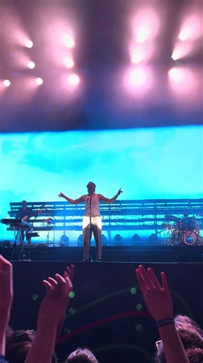 Foster The People - Pumped Up Kicks (Live at Bonus Parkorman Istanbul)