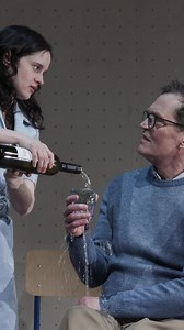 Marius von Mayenburg im Doppelpack: Morgen, 19. Juni, zeigen wir ELLEN BABIĆ und EGAL noch einmal vor der Sommerpause! Im Rahmen einer #Doppelvorstellung könnt ihr die beiden Kammerspiele an einem Abend sehen 😍 Zwei Theaterstücke, zwei Paare, zwei Versionen von Liebe und Lüge: In ELLEN BABIĆ und EGAL rückt der deutsche Dramatiker zwischenmenschliche Beziehungen in den Fokus. Info & Tickets 👉 burgtheater.at #BURG #spielzeit2425 #burgtheater #EllenBabić #Egal #MariusVonMayenburg #theaterliebe #w