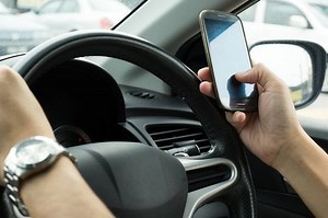 Ingat Lagi Aturan Larangan Penggunaan Handphone Saat Berkendara, Ini Hukumannya Menurut Undang-undang! - Gridoto