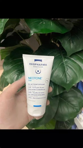 @bioskincaer_iq on Instagram‎: "Neotone Gel من ISISPHARMA غسول مقشّر طبي يساعد على إزالة الخلايا الميتة، تقليل التصبغات، وتوحيد لون البشرة بتركيبة لطيفة تحافظ على توازن الجلد. خيار مثالي كخطوة أساسية في علاج البقع الداكنة."‎