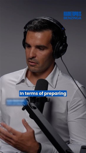This CFO Just Explained How to Build Investor Trust 💡 Kyle Beilman, CFO of Dave (NASDAQ: DAVE), explains how he prepares for earnings calls and maintains trust with investors through clear, disciplined communication. Beilman says his philosophy is simple: focus on three key takeaways — the most important trends and durable metrics investors should remember. By keeping the cognitive load low, he ensures the message is clear, memorable, and impactful. He also emphasizes a conservative guidance ap