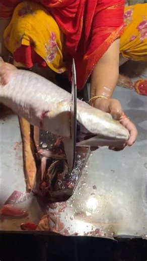 Watch this lady,s Fish filleting skills in action! ￼This lady is a fish cleaning machine!