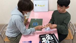 PECS🄬を用いて応答的コメントの練習風景です☆ PECS®（ペクス:絵カード交換式コミュニケーションシステム）とは、自閉症スペクトラムの子供・大人の方など、コミュニケーションを苦手とする人達に、自分の思いや考えを、自発的に、相手に伝えてもらうことをトレーニングする手法です。 #放課後等デイサービス #児童発達支援 #未就学児 #小学生 #大阪市 #療育 #早期療育 #ボランティア活動 #ボランティア #天王寺区 #大正区 #城東区 #旭区 #港区 #西淀川区 #東成区 #都島区 #浪速区 #淀川区 #北区 #西区 #鶴見区 #住之江区 #生野区 #此花区 #阿倍野区 #東淀川区 #中央区 #pecs #遊び | じらふ長居