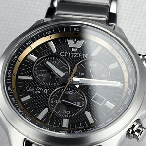 Non solo innovazione tecnologica, ma anche ricerca sul fronte dell’estetica. In Citizen Crono il Super Titanio di cassa e bracciale viene trattato con una speciale finitura al platino che dona un’intensa e particolare luminosità a tutto l’orologio. | Citizen Italia