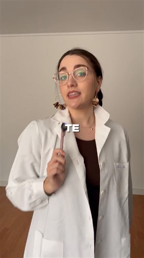 Carolina on Instagram: "❄️ ¿Tienes sabañones y no sabes por qué aparecen o cómo quitarlos? Te explico qué ocurre realmente en tus manos y pies cuando pasan frío 👇 Cuando te enfrías, los capilares se vacían para conservar el calor. El problema no es el frío… es calentarte demasiado rápido 🔥 Ese cambio brusco provoca hinchazón, picor y dolor en los dedos 😣 👉 Evita contrastes extremos de temperatura 👉 Calienta manos y pies poco a poco 👉 Usa cremas con vitamina A para reparar la piel 👉 Masaje