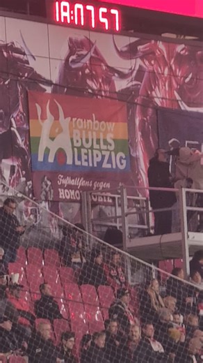 Rainbow Bulls Leipzig - Fußballfans gegen Homophobie👏🏼🏳️‍🌈 (trotzdem nein zu RB) #bundesliga #fans