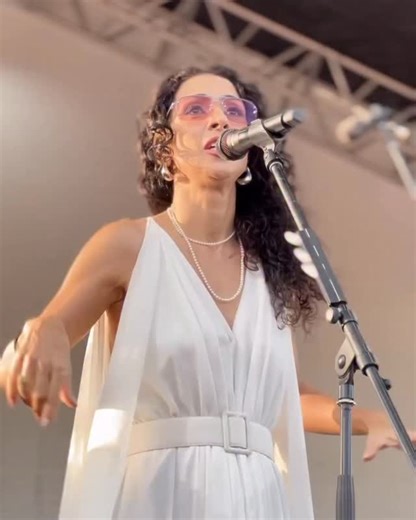 Marisa de Verdade Fãs on Instagram: "Ainda bem que Outubro chegou! Neste mês temos um encontro marcado com uma série de shows especiais unindo repertório e banda de Marisa Monte a uma orquestra com 55 músicos sob regência de @andre.bachur. Vamos matar a saudades de Marisa em breve nesse encontro do popular com o erudito 🩷 𝗣𝗛𝗢𝗡𝗜𝗖𝗔 – 𝗠𝗮𝗿𝗶𝘀𝗮 𝗠𝗼𝗻𝘁𝗲 & 𝗢𝗿𝗾𝘂𝗲𝘀𝘁𝗿𝗮 𝗔𝗼 𝗩𝗶𝘃𝗼 🎻 📍18 e 19/10 - Belo Horizonte - Parque Ecológico da Pampulha 📍31/10, 01 e 02/11 - Rio de J