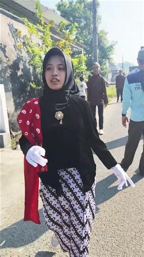 kebaya hitam dan batik; ciri khas busana tradisi jawa #shortsvideo #videoviral #masukberanda