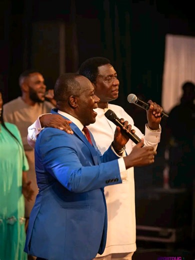Elder mireku and Apostle SK Amoani sing their usual song together at Apostolic praise 2025. @Elder_mireku_music @caci #worship #powerfull #Jesusislord #eldermireku #apostolicpraise2025