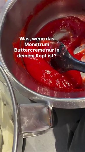 Wenn dich Buttercreme und Backen wie eine Konditorin interessiert, dann trage dich in die Warteliste von Cake Concept ein. Dort zeige ich dir Schritt für Schritt, wie du in nur 6 Wochen Buttercremetorten, wie vom Konditor, zauberst. 🍰 Ohne stundenlang bei Google rumzuhängen- anfängerfreundlich erklärt. Wichtig: Das ist nicht für dich, wenn du Rezepte sammelst, aber nicht umsetzt. Wir gehen da in 6 Wochen gemeinsam in die Tiefe: 100% Power, damit du das Thema Buttercreme ein für alle mal für abh