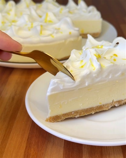 LEMON PIE HELADO Un postre fresco, facil y sin horno Ingredientes Base de galletas: 150 g de galletas (las que más te gusten, dulces) 80 g de manteca (derretida) Relleno: 300 g de crema de leche (más de 33% de grasa) Ralladura de medio limón (el resto se reserva para decorar) 300 g de leche condensada 100 ml de jugo de limón (colado) 10 g de gelatina sin sabor 150 ml de leche caliente (para disolver la gelatina) Merengue italiano: 3 claras Misma cantidad de azúcar Agua (solo la necesaria para cu