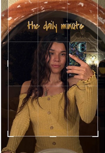 the daily minute — Monday 🍎 • Beginning the week with a quiet morning, catching up on emails and managing yo’ regularly scheduled programming (literally). & just when i’ve finally figured out the method to the madness that is programming, we’re about to learn a whole lotta new stuff. ✨SHOW BIDNESS BABAAAAY. . . . #mmikitos #thedailyminute