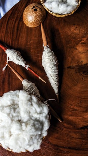 Imagina un arte que casi desapareció. Los textiles prehispánicos revelan poder, estatus y trabajo femenino en el México antiguo: fibras, tintes sagrados y telares que tejieron identidad y jerarquía social. 🧵✨ #TextilesPrehispánicos #Arqueología #MéxicoAntiguo #HistoriaDeMéxico #CultivamosMemorias | Libreta Negra Mx