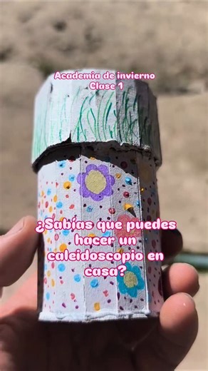 Academia de Arte de Tongoy on Instagram: "¿Sabes cómo hacer un caleidoscopio casero? En nuestra primera clase de la Academia de invierno ☃️ hicimos el nuestro 🤩 Necesitas los siguientes materiales: 1. Tubo de cartón 2. Pintura negra. 3. Cinta maskingtape 4. Mica 5. Espejos, papel aluminio o CD 💿 6. Mostacillas. 7. Papel mantequilla 🧈 o papel diamante 💎. ¿Te gustaría ver un paso a paso?"