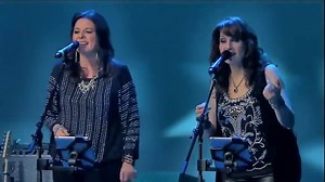 30K views · 1.2K reactions | Essa perfeição foi tema do Filme Arthur o milionário em 1981. A música foi responsável pela indicação e premiação deste filme no Globo de Ouro na categoria de melhor canção original, foi indicada e premiada no Oscar. Inspiração de muitas histórias de amor ❤️ | Planeta Amor | Facebook