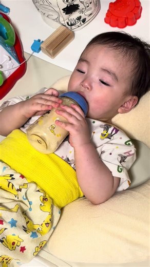 上手に自分でミルクごくごく🍼#1歳 #1歳2ヶ月 #1歳児 #ミルク