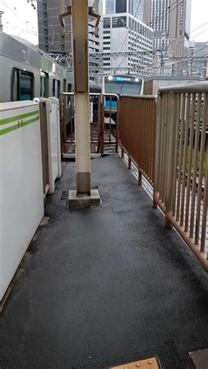 マリンネット株式会社 on Instagram: "東京・新橋駅のホームにて。 山手線、京浜東北線に挟まれる感じ、スリルあります。2本がもっとピッタリ入ってくるときもあるのですが・・・🥹"