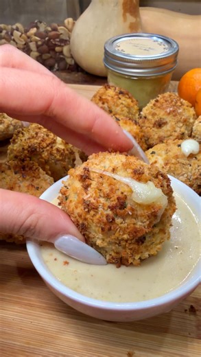 Helor on Instagram: "faut trust le process pcq ça vaut le coup 100% 🙂‍↕️ Potato cheese balls : - 5 pommes de terre moyennes - 1/4 de cup de farine - 1 càc de sel - Persil - Paprika - Onion en poudre - Mozzarella - 1 œuf - 100ml de lait - Chapelure (ici pankoh pour + de croustillant) - Huile Pour la sauce : * càs de skyr / fromage blanc * 1 càs d’huiles d’olive * 2 càs de moutarde * 2 càs de miel * 2 càs de jus de citron * Ail * Sel * Poivre Préparation : 1. Pelez, rincez et découpez les pommes 