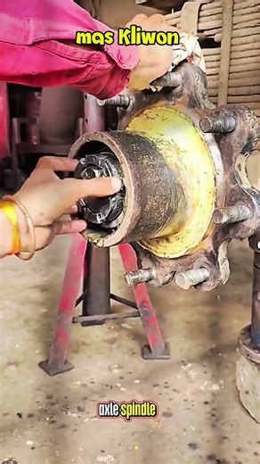 Heavy-Duty Truck Wheel Bearing Repacking & Hub Installation#shorts #automotive #mechanic #satisfying