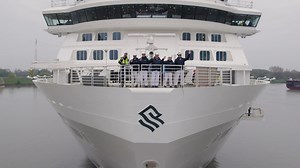 Unser neuester und innovativster Neubau hat das Baudock verlassen und liegt nun in unserem Werfthafen. Das Ausdocken der Silver Nova könnt ihr hier nochmal im Video erleben: | MEYER WERFT