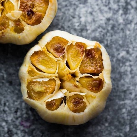 This post shows you how to make roasted garlic with step by step photos- transforming it from sharp and pungent to caramelized, soft and slightly sweet. Spread it on toast, or use it to level up your soups, hummus or mashed potatoes. Grab the recipe: https://sweetpeasandsaffron.com/roasted-garlic-recipe/ | Sweet Peas & Saffron